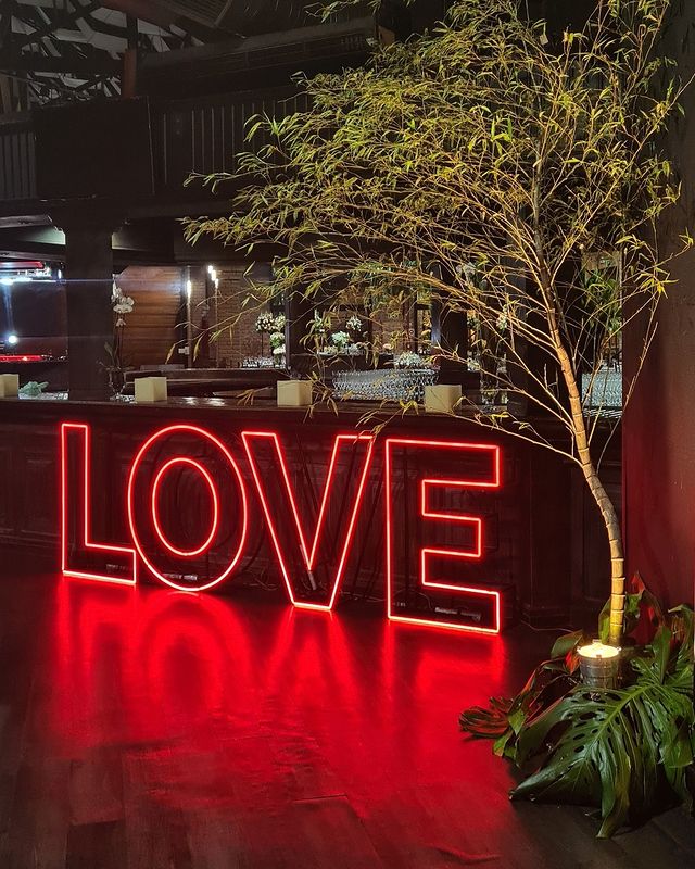 Letreiro Neon LOVE em ferro 100cm - Hause Neon