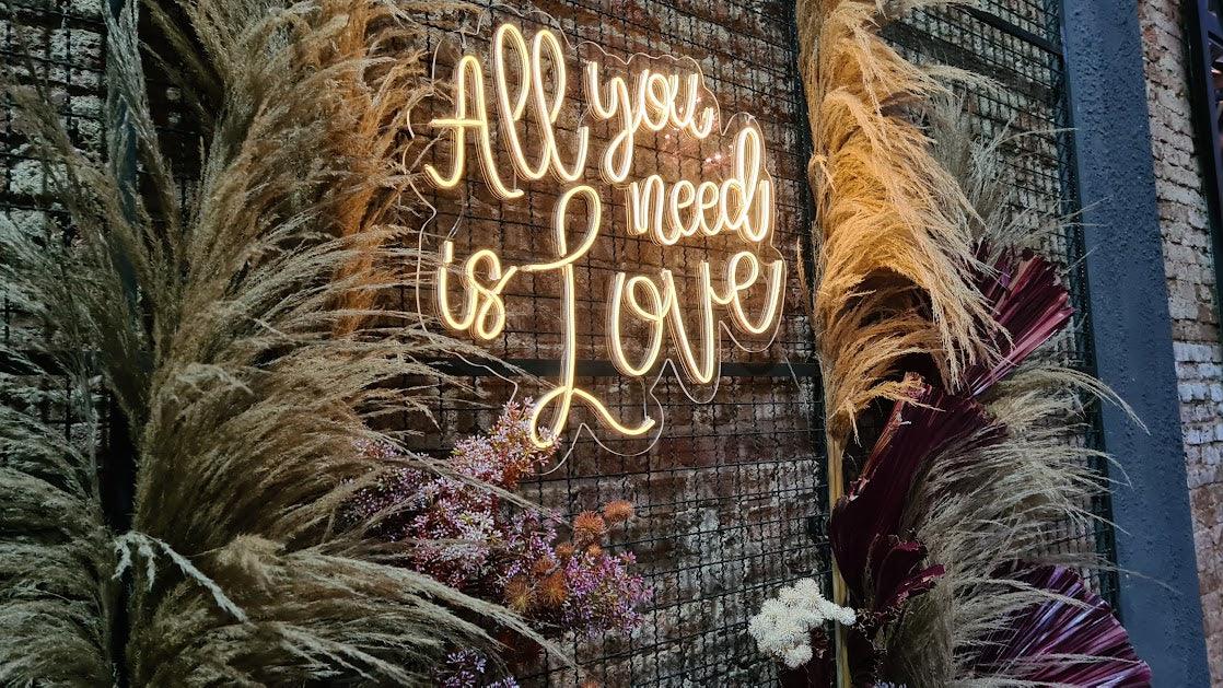 Letreiro Neon All you need is love 75x65cm Led 2.0 - Hause Neon