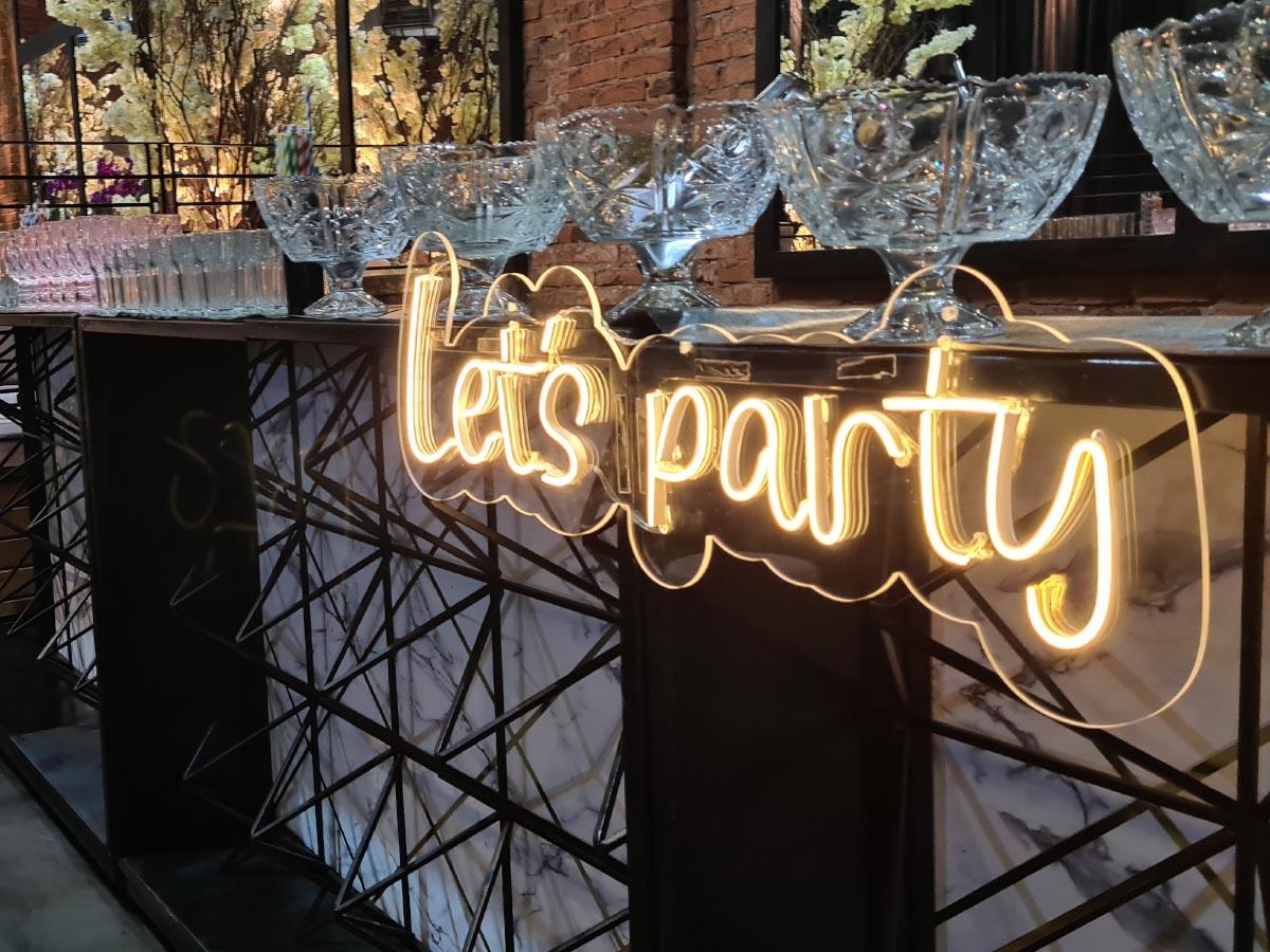 Letreiro Neon Let's Party 76x25cm - Hause Neon