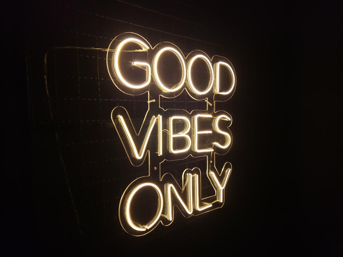 Letreiro Neon Good Vibes Only 60x60cm - Hause Neon