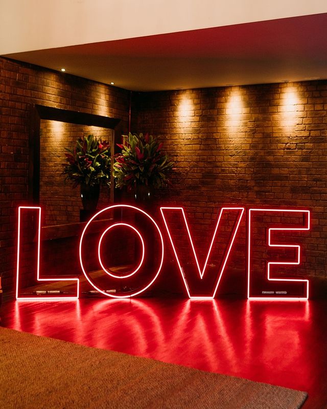 Letreiro Neon LOVE em ferro 100cm - Hause Neon